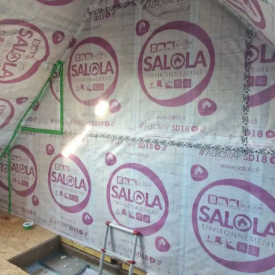 Chantier intérieur avec membrane isolante et trémie ouverte
