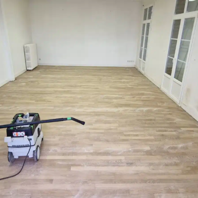 Ponçage de parquet dans pièce vide lumineuse