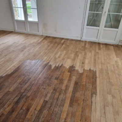 Parquet en cours de rénovation dans pièce vide