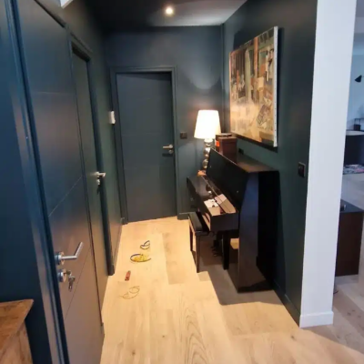 Couloir moderne bleu avec piano et parquet clair