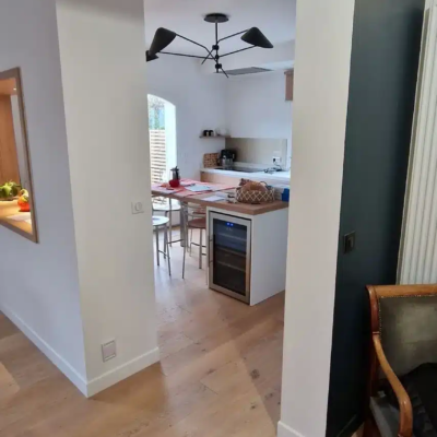 Cuisine moderne avec îlot et parquet en bois