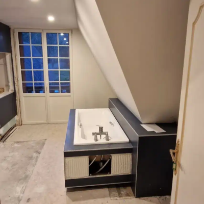 Salle de bain en rénovation avec baignoire