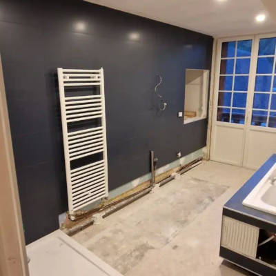 Salle de bain en rénovation avec mur bleu foncé