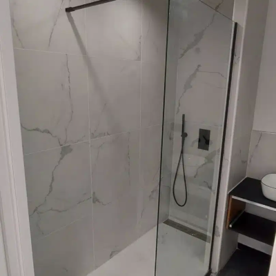 Douche à l’italienne moderne avec paroi en verre