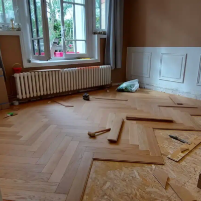 Pose de parquet en chevrons dans salon