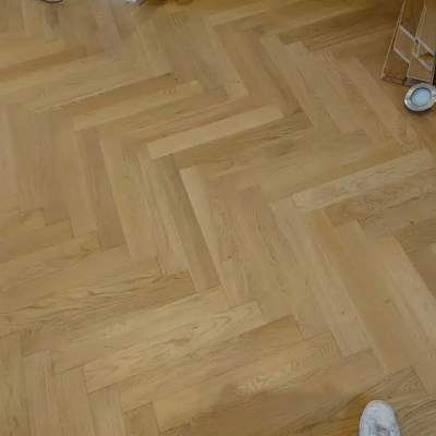 Parquet en chevrons fraîchement posé près d’une porte