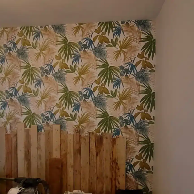 Mur à papier peint tropical et palettes bois