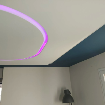 Plafond moderne avec éclairage LED violet intégré