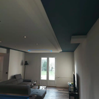 Salon moderne avec plafond bleu et baies vitrées