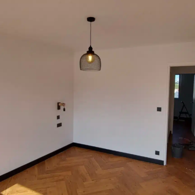 Chambre vide rénovée avec parquet en chevrons