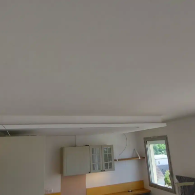 Pièce blanche en rénovation avec fenêtre et placards muraux