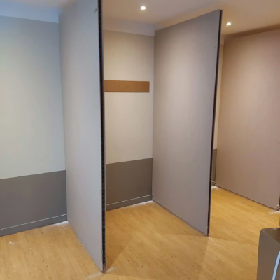Cloisons grises modernes dans espace intérieur vide