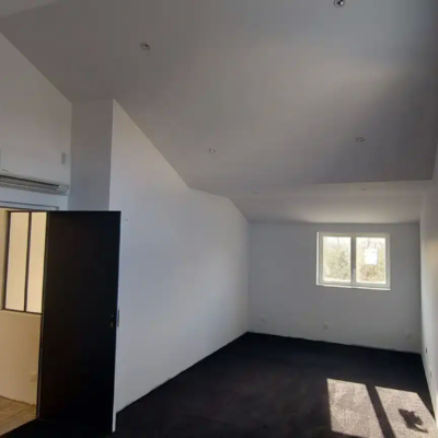 Pièce vide moderne avec fenêtres et murs blancs